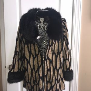 Gorgeous sweater with removable faux fur collar